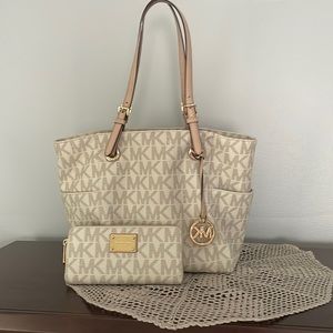 Michael Kors Logo print signature tote Vanilla Color